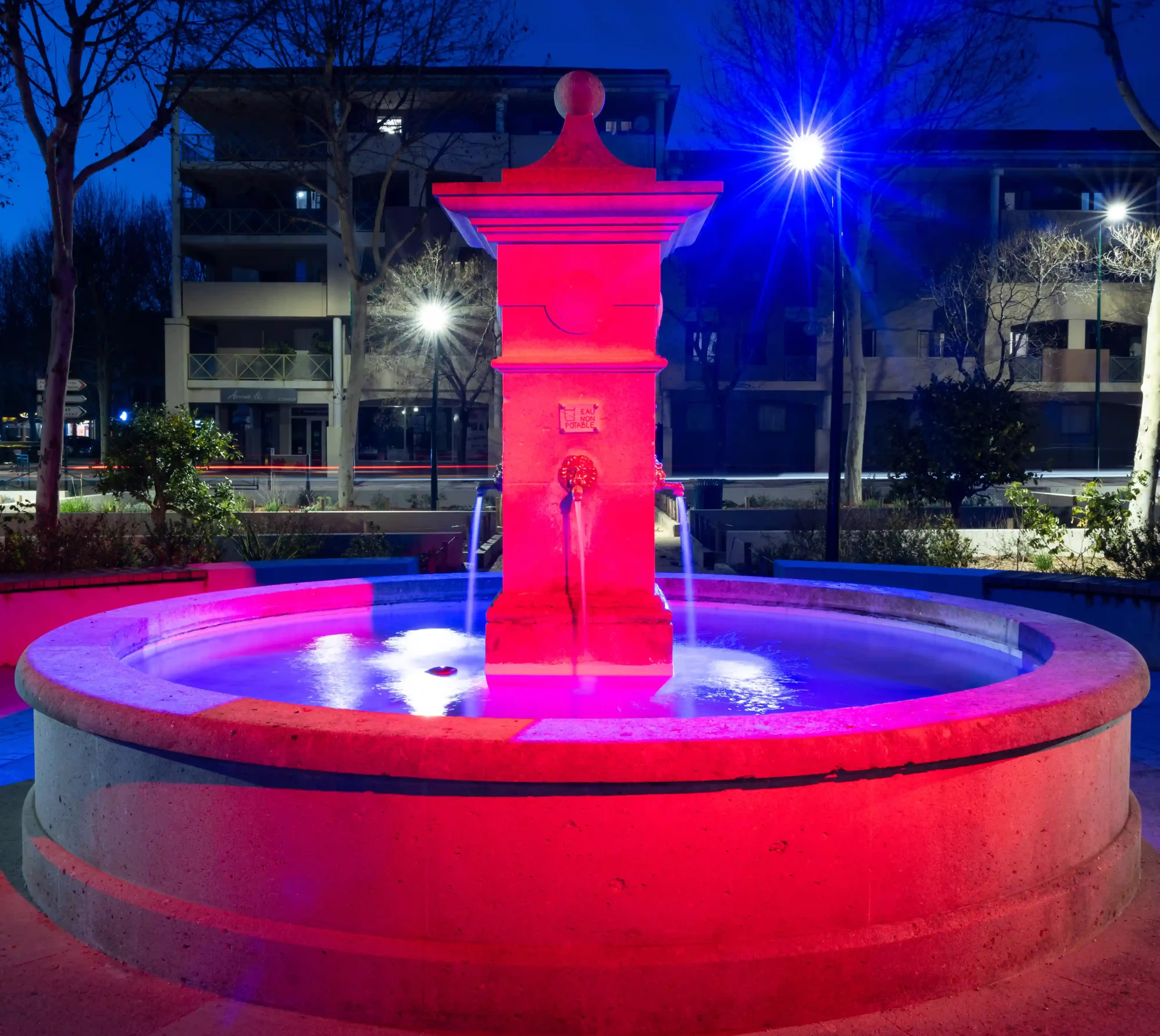 Fontaine de la place Tomasini mise en lumière en RGBW à La Garde