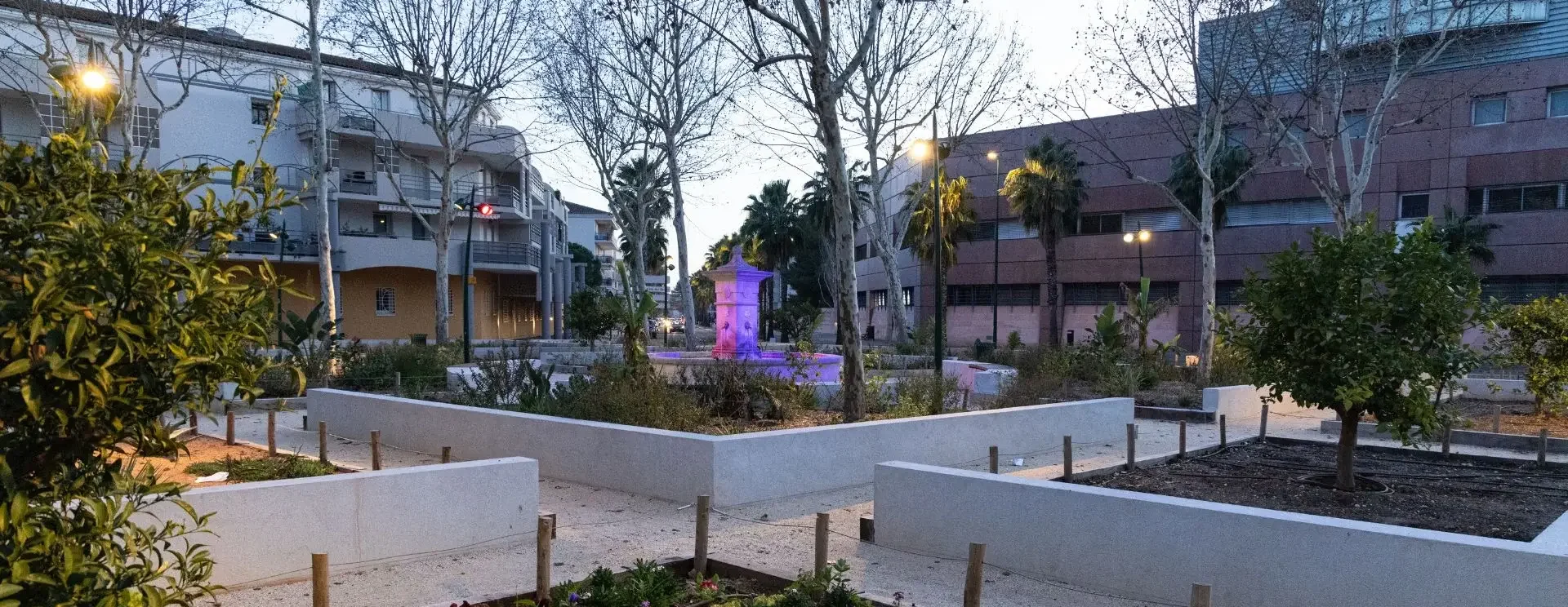 Rénovation de l’éclairage public LED Place Tomasini à La Garde avec mise en valeur de la fontaine et des aménagements urbains