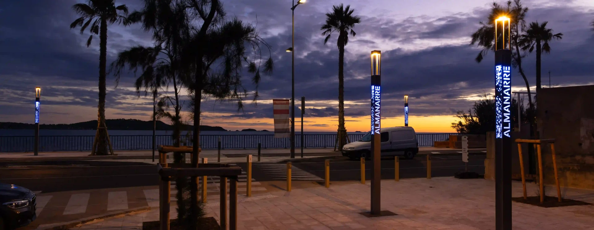 Colonnes décoratives lumineuses installées route de l’Almanarre à Hyères dans le cadre de la rénovation de l’éclairage public