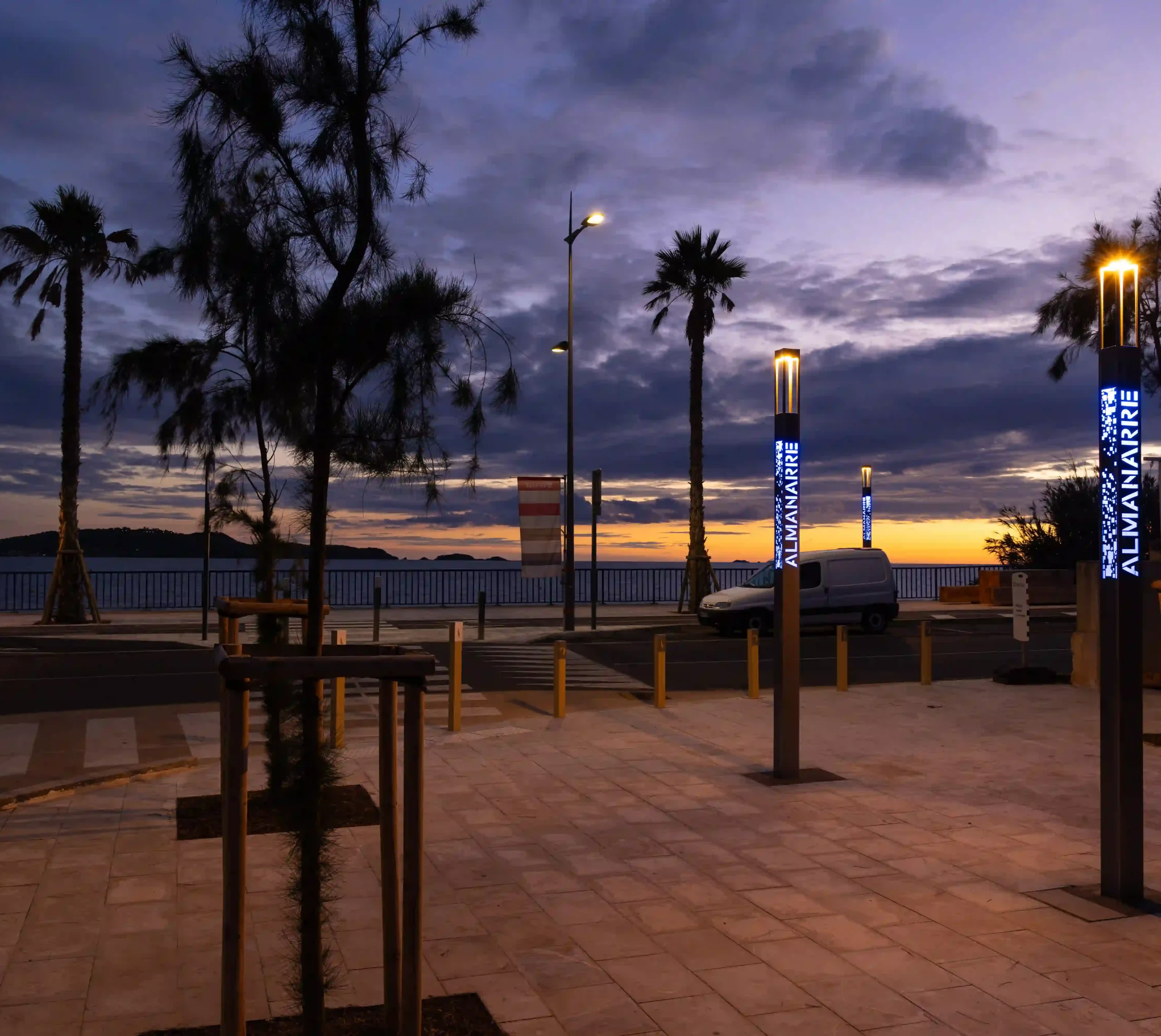 Colonnes décoratives lumineuses route de l’Almanarre à Hyères