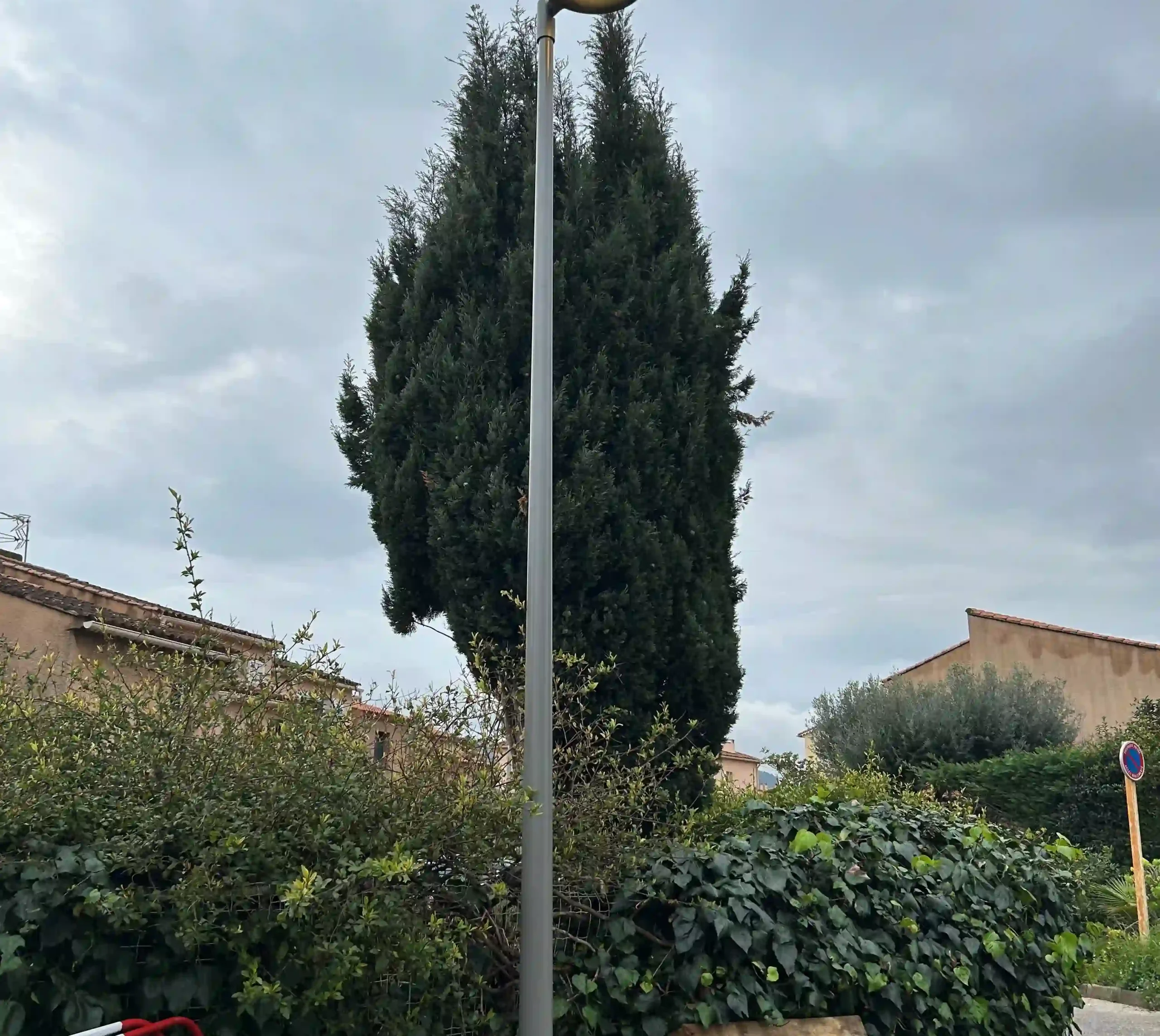 Luminaire LED Ragni installé avenue Ambroise Thomas à Hyères