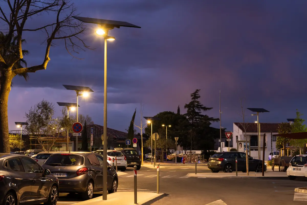 Éclairage solaire autonome installé par Avicollo sur un parking à La Crau