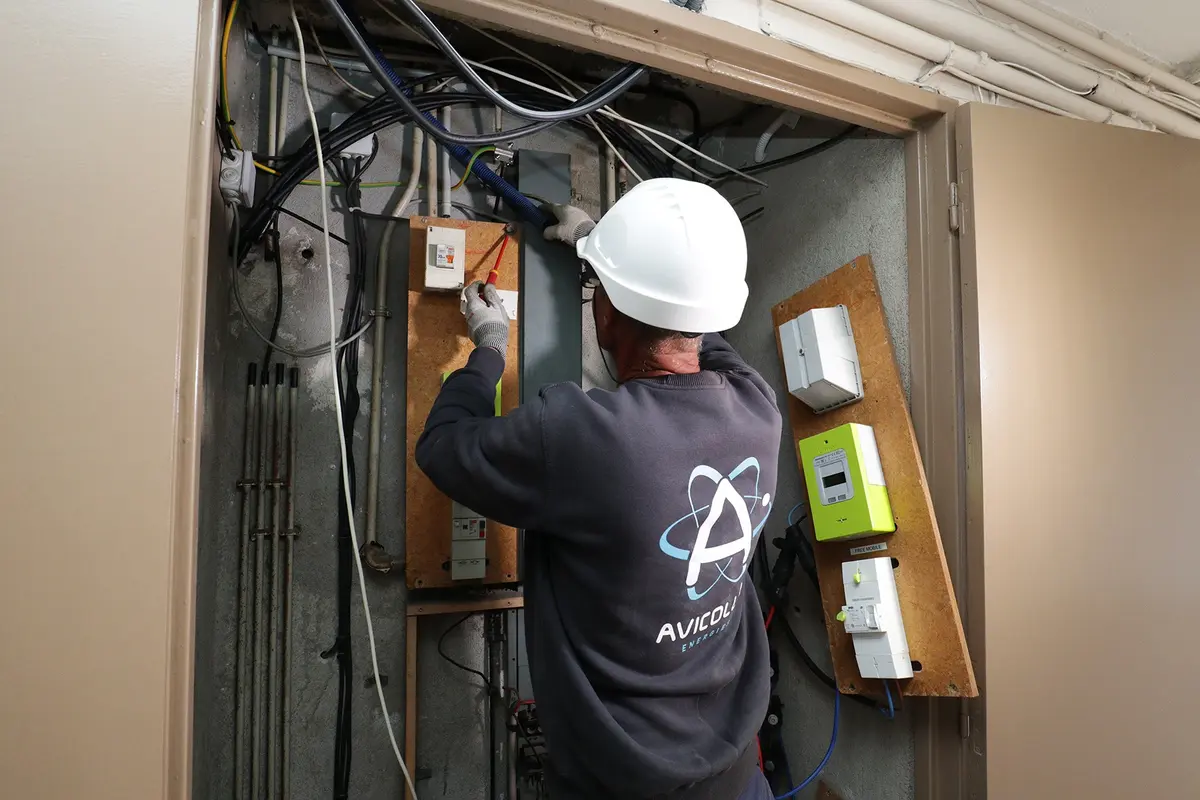 Technicien Avicollo intervenant sur un tableau électrique