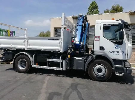 Camion grue du parc matériel d'Avicollo Énergies