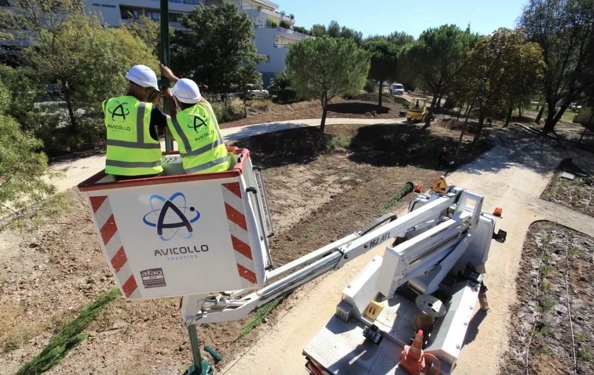 Techniciens Avicollo en intervention sur un mât d'éclairage dans le Var