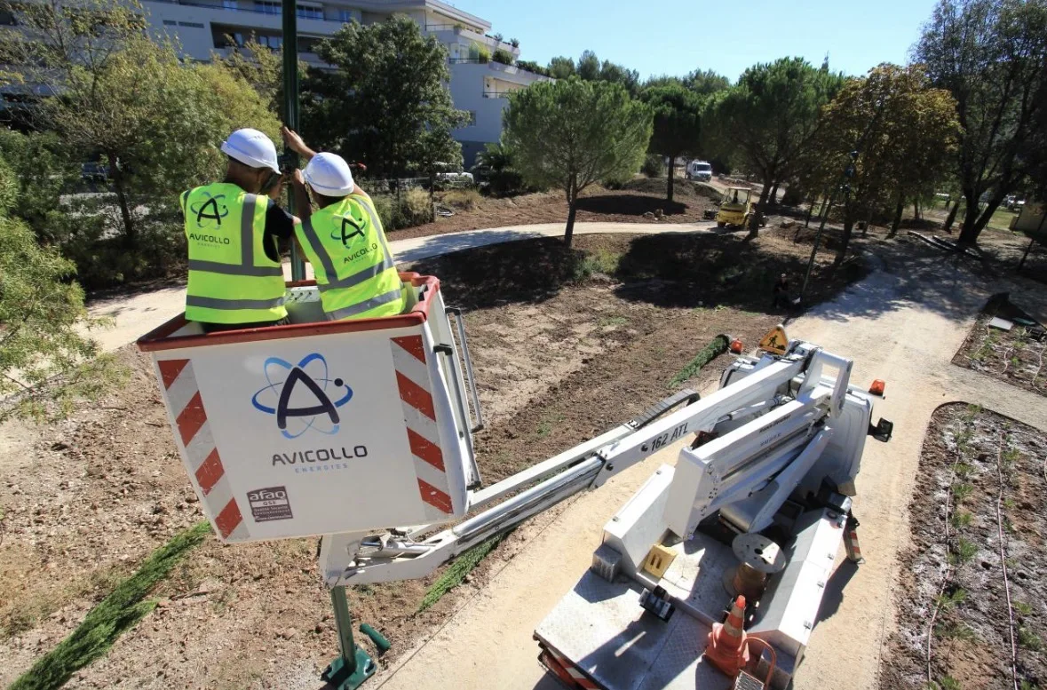 Équipe Avicollo en nacelle sur un réseau électrique dans le Var