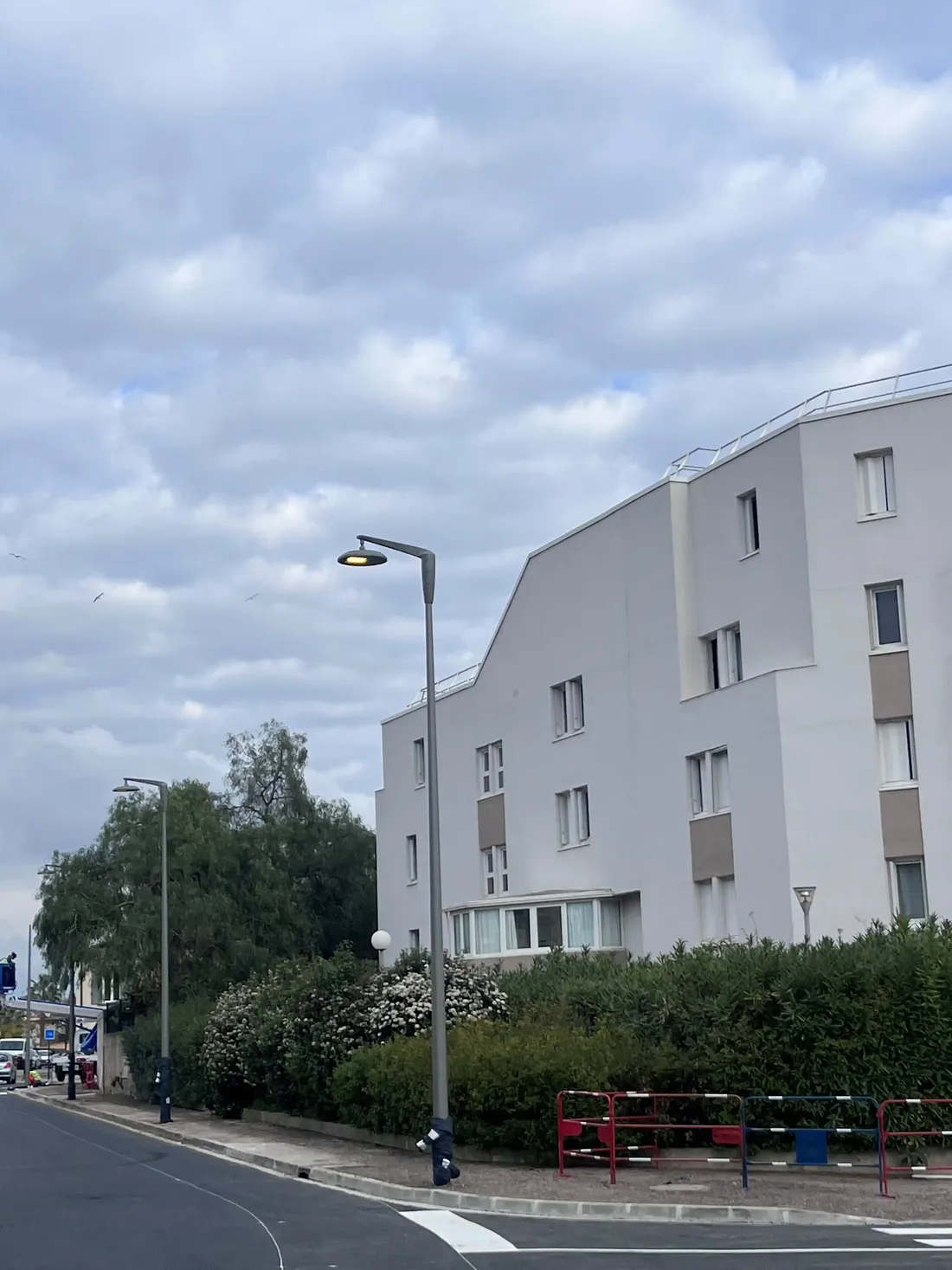 Chantier de rénovation de l'éclairage public avenue Ambroise Thomas à Hyères