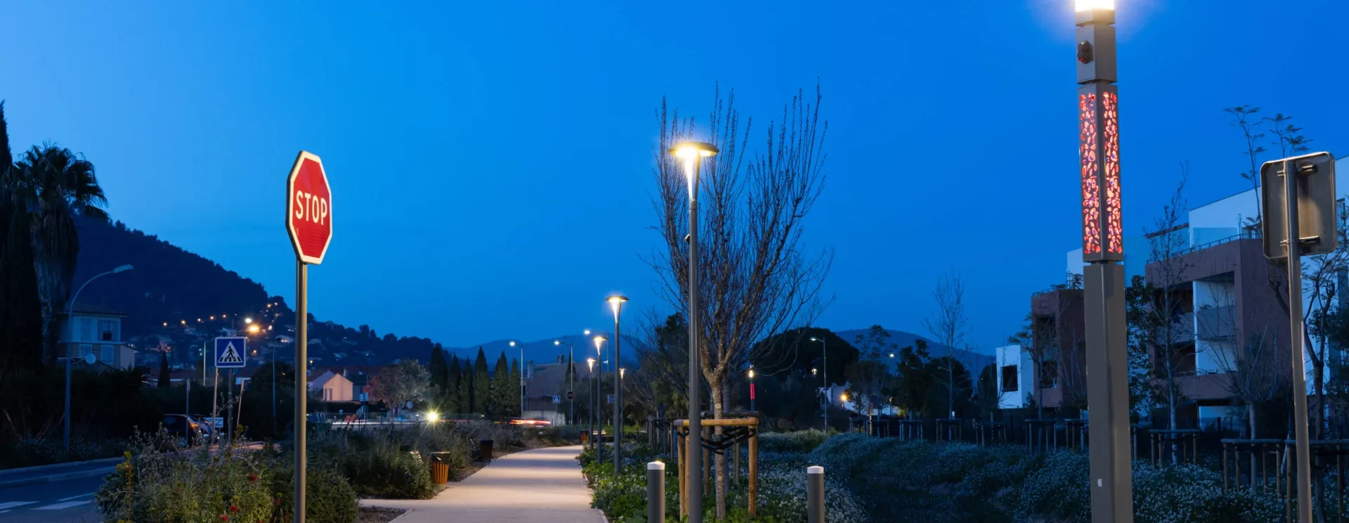 Cheminement paysager éclairé en LED dans une commune du Var, réalisé par Avicollo Énergies