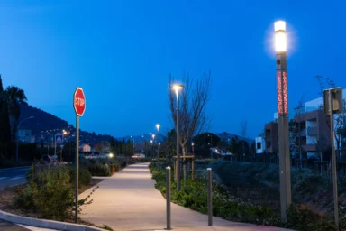 Cheminement paysager éclairé en LED dans une commune du Var, réalisé par Avicollo Énergies