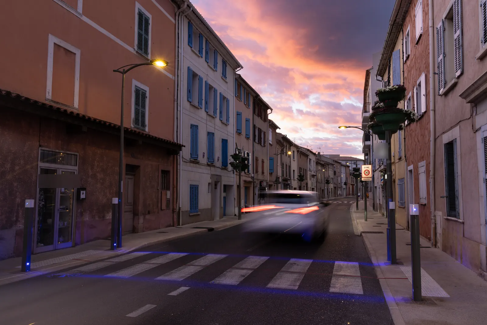 Avenue du 8 mai 1945 à La Crau (Var) au coucher du soleil, éclairée par des candélabres LED