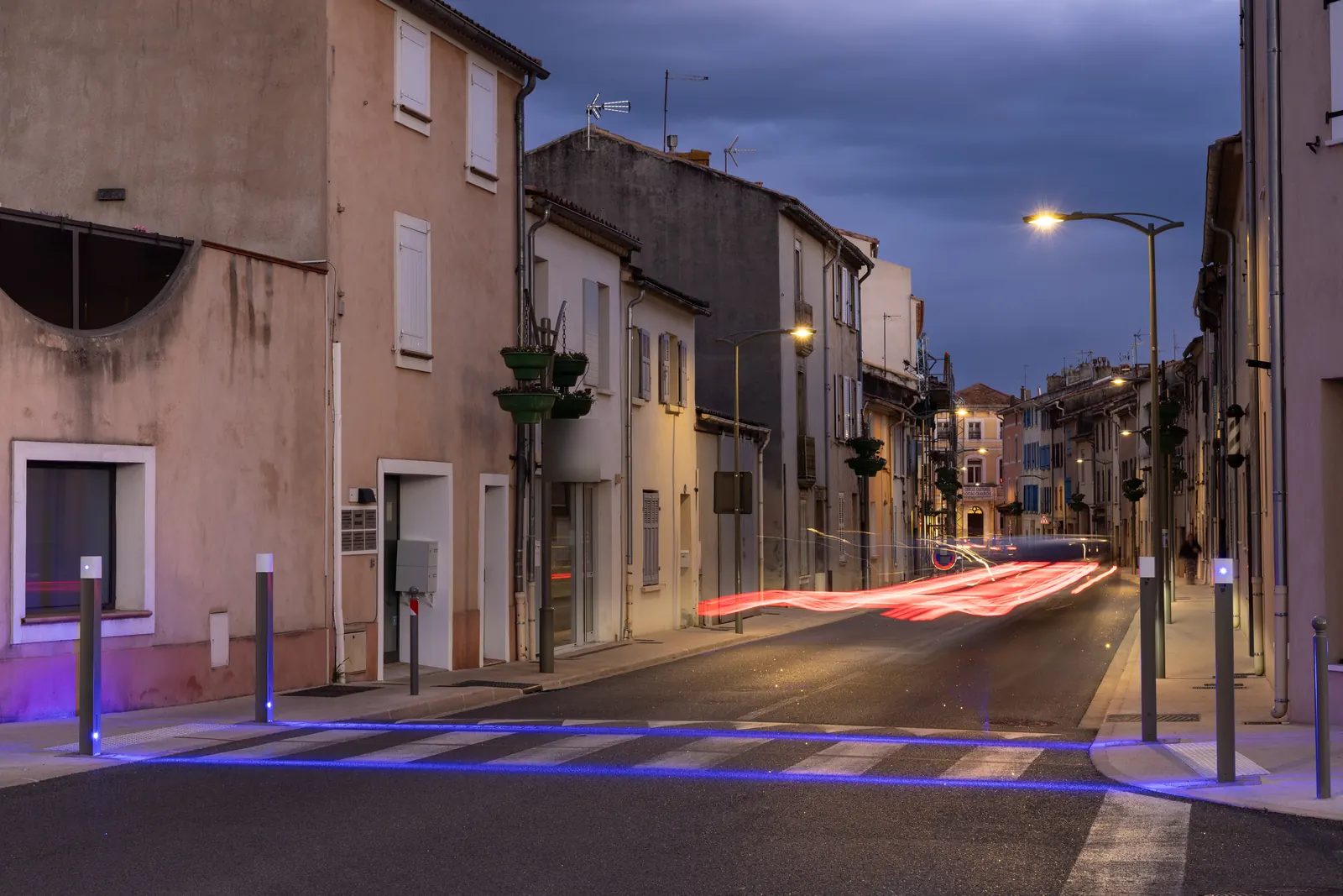 Candélabres LED allumés sur l’avenue du 8 mai 1945 à La Crau (Var), à la tombée de la nuit