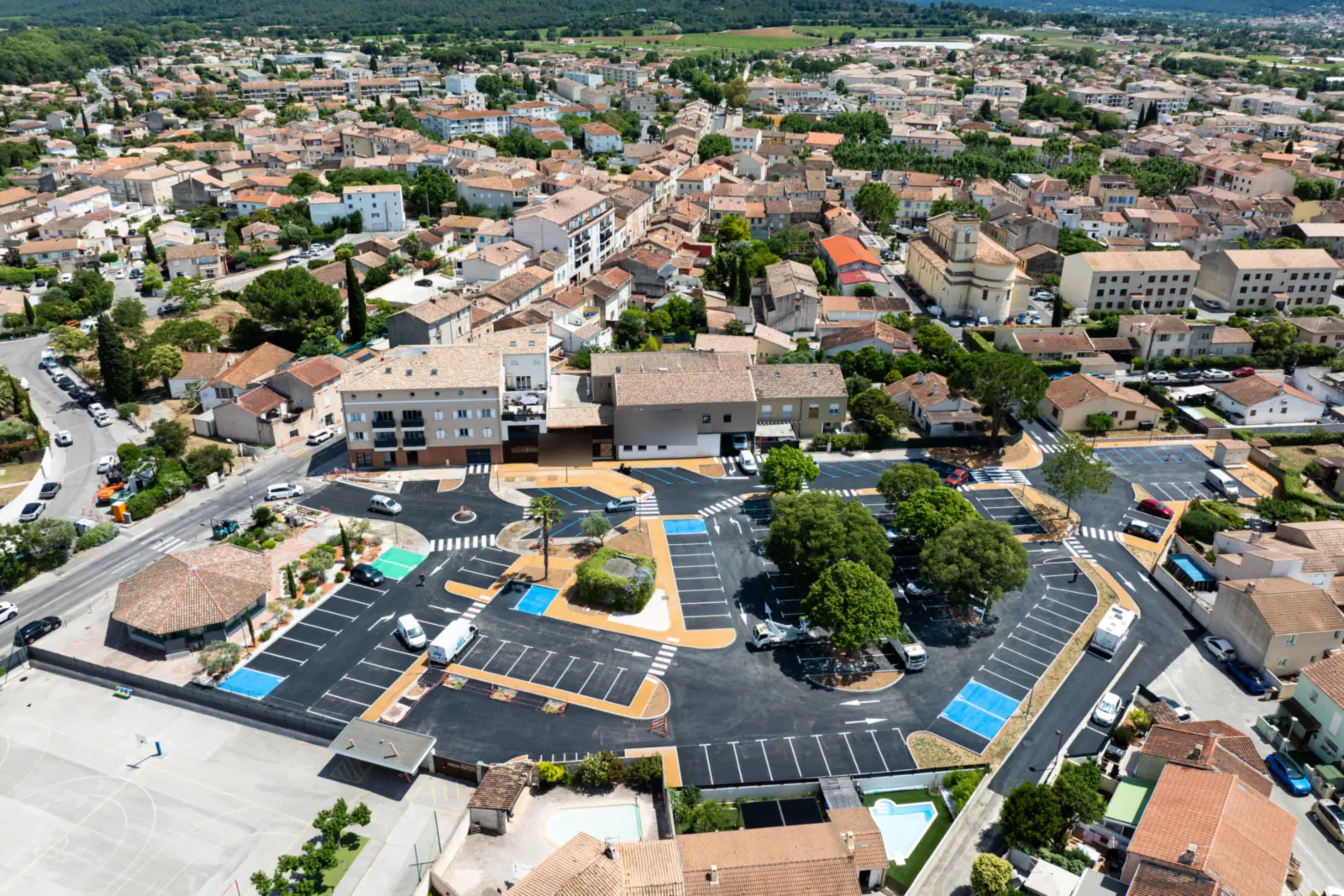 Vue aérienne du parking De Lattre de Tassigny, équipé d’un éclairage public solaire, dans le centre-ville de La Crau (Var)
