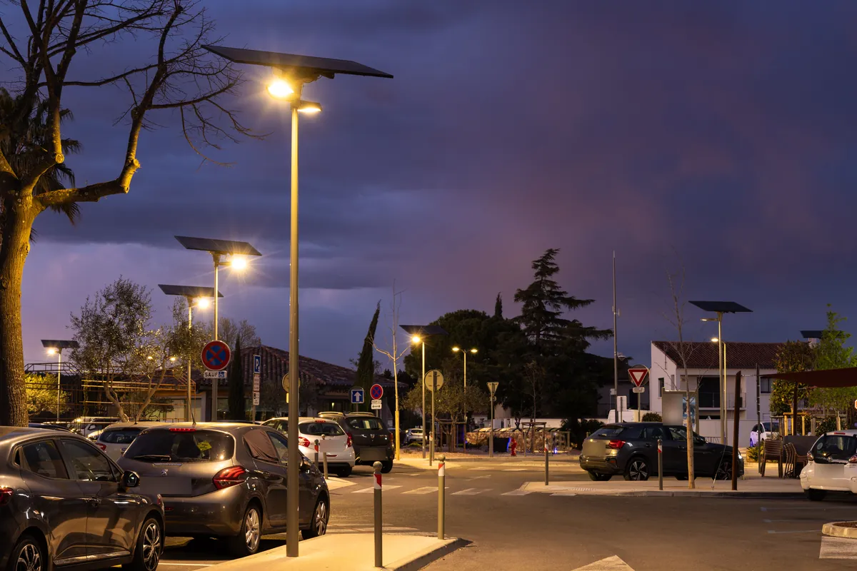 Mâts d’éclairage solaires allumés la nuit à La Crau (Var)