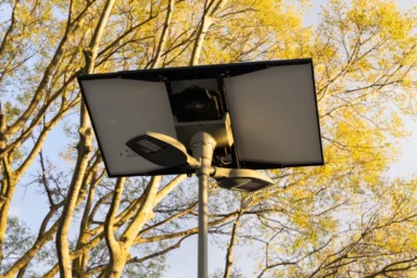 Tête d’un mât solaire Eclatec : panneau photovoltaïque et deux luminaires LED, sur le parking De Lattre de Tassigny à La Crau (Var)
