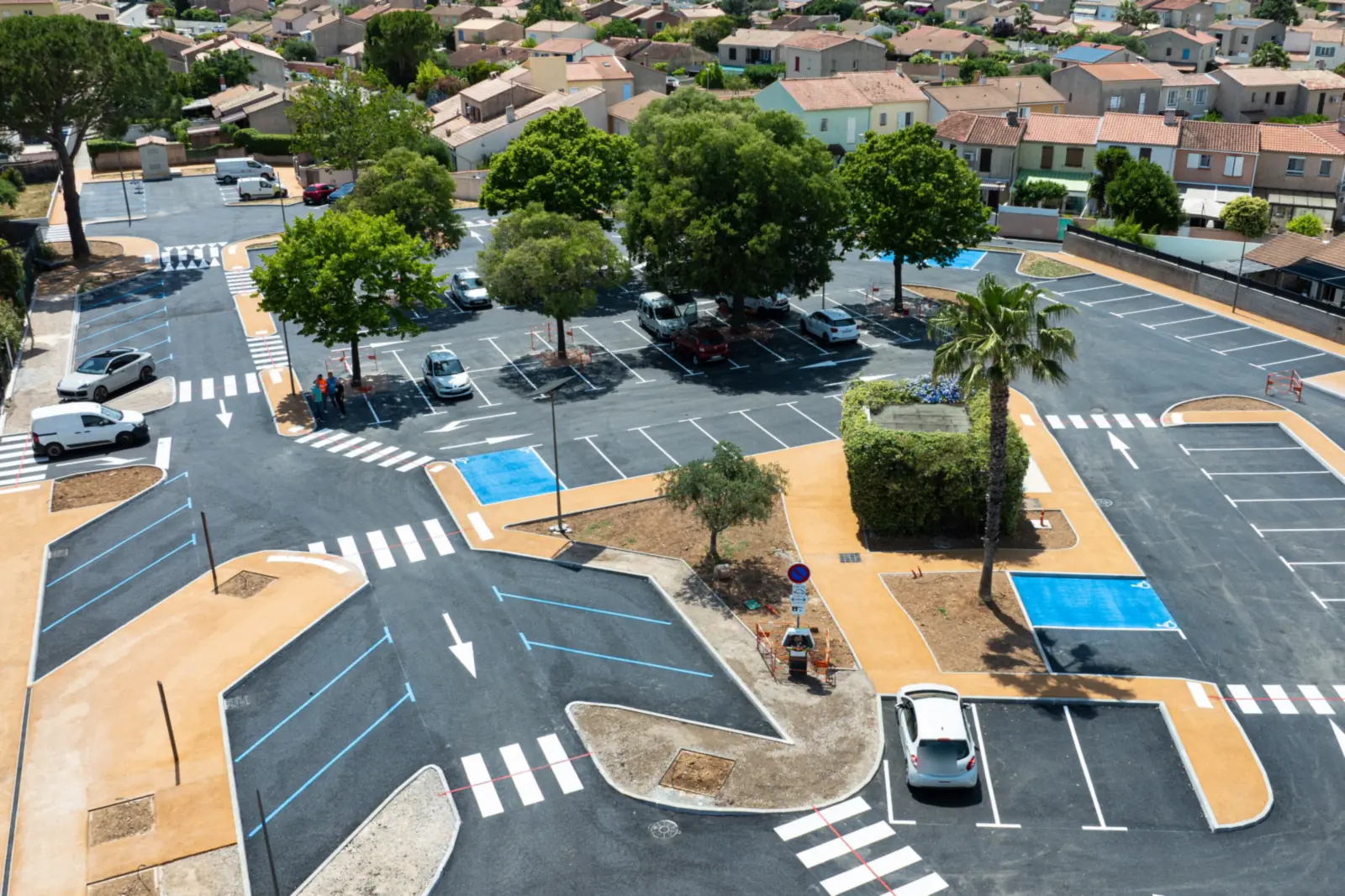 Mâts d’éclairage solaires autour de l’îlot planté central du parking De Lattre de Tassigny à La Crau (Var)