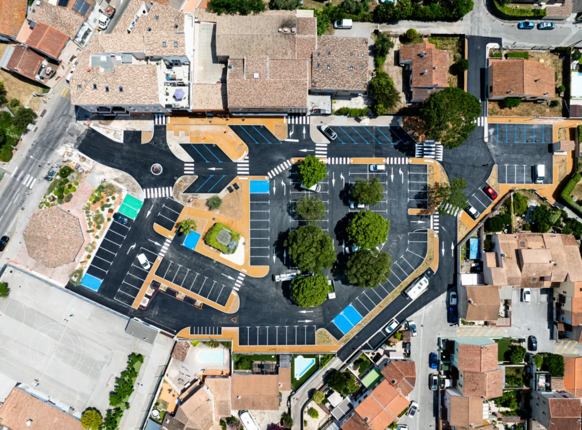 Vue zénithale du parking De Lattre de Tassigny et de ses abords, à La Crau (Var), à la fin des travaux de requalification en juin 2024